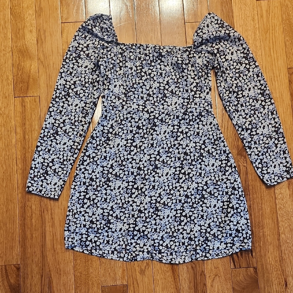 Abercrombie & Fitch Floral LoAbercrombie & Fitch Black and White Patterned Dress